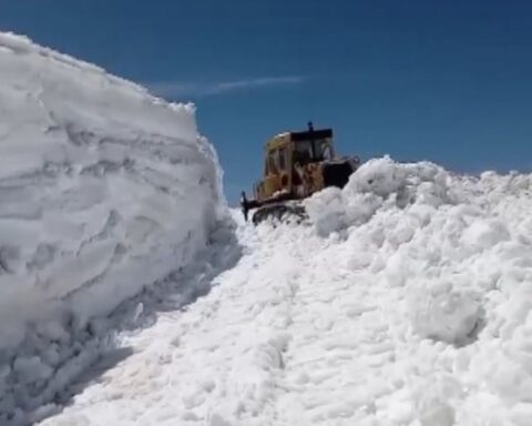 Erzincan'da 5 Metreyi Bulan Kar Nedeniyle Mezra Yolunda Çalışmalar Sürüyor