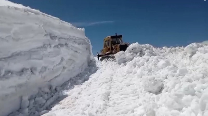 Erzincan'da 5 Metreyi Bulan Kar Nedeniyle Mezra Yolunda Çalışmalar Sürüyor