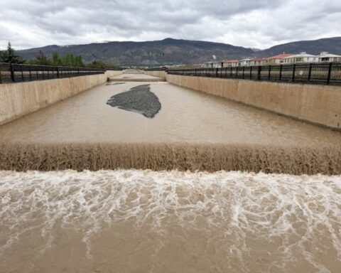 Erzincan'da Şiddetli Yağışlar Sonrası Karasu Nehri Taştı, Tarım Arazileri Sular Altında Kaldı