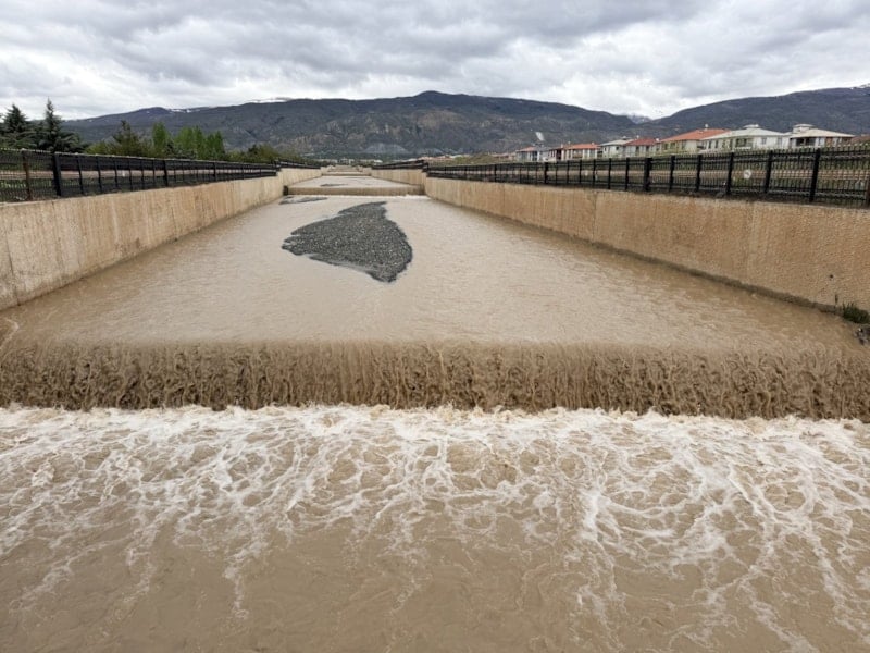 Erzincan'da Şiddetli Yağışlar Sonrası Karasu Nehri Taştı, Tarım Arazileri Sular Altında Kaldı