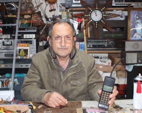 Eski Uydu Telefonu Aydın'da Yeniden İşletilir Hale Getirildi