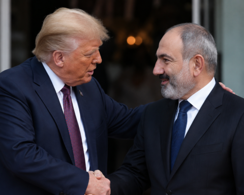 Trump, Ermenistan Başbakanı Paşinyan’ı ‘büyük dost’ olarak nitelendirdi ve partisine oy istedi