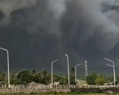Filipinler'deki Mayon Yanardağı'nda Şiddetli Patlama: Tahliyeler ve Kül Yağmuru Uyarısı