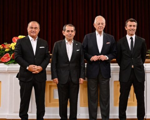 Galatasaray, UEFA Kupası zaferinin 26. yıl dönümünde efsanelerini ağırladı