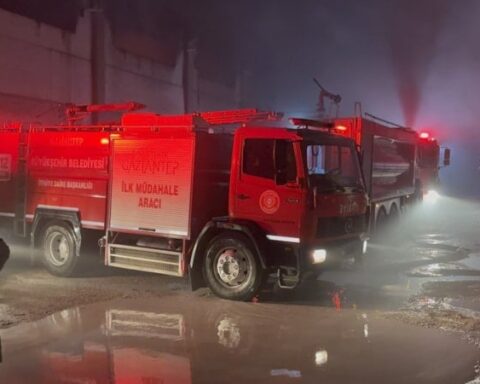 Gaziantep'te Mobilya Fabrikasında Yangın Çıktı, İtfaiye Müdahale Ediyor