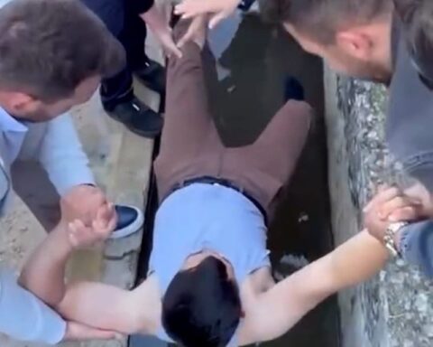 Göynük'te Bayram Geleneği: Namazı Kaçıranlar Suya Atıldı