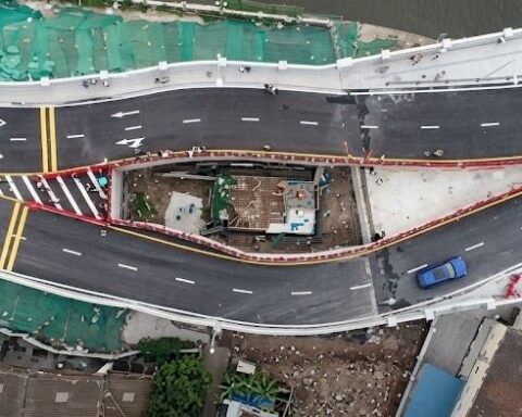 Guangzhou'daki Direniş Evine Otoyolun Ortasında Yoldaşlık Ediliyor