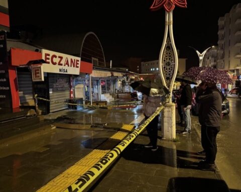 Hakkari'de Çatlaklar Nedeniyle 6 Bina Boşaltıldı ve İncelemeler Başladı