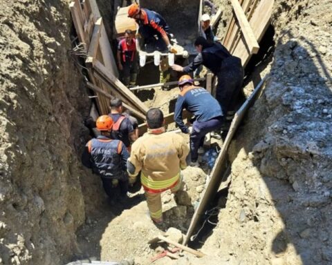 Hatay'da Göçük Altında Kalan İşçi Yaralı Olarak Kurtarıldı