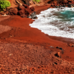 Hawaii'deki Kaihalulu Plajı'nın Eşsiz Kırmızı Kumları Macera Tutkunlarını Bekliyor