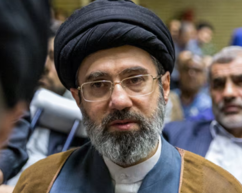 İran Lideri Hamaney Savaş Stratejisini Belirliyor, Ancak Etkisi Belirsizliğini Koruyor