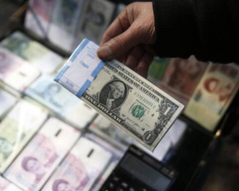 İran Tümeni Dolar Karşısında Tarihinin En Düşük Seviyesine Geriledi