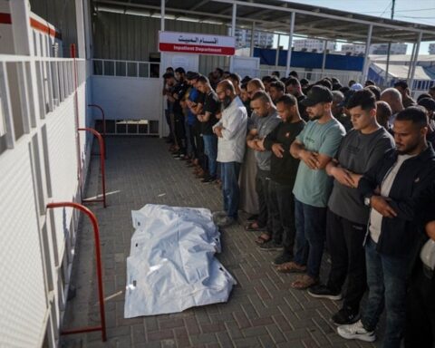 İsrail'in Gazze'de Sivillerin Toplandığı Yere Yaptığı Saldırı Tansiyonu Artırdı