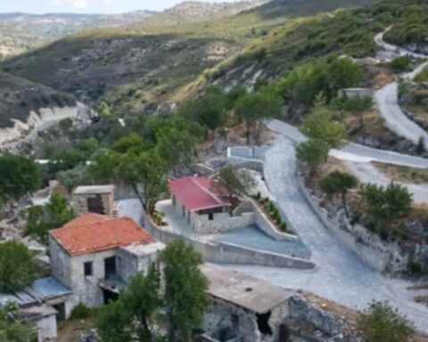 İsrailli Yatırımcıların Güney Kıbrıs'ta Terk Edilmiş Köyde Arazi Alımları Gündem Oluyor