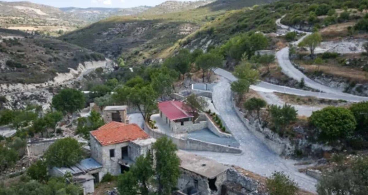 İsrailli Yatırımcıların Güney Kıbrıs'ta Terk Edilmiş Köyde Arazi Alımları Gündem Oluyor