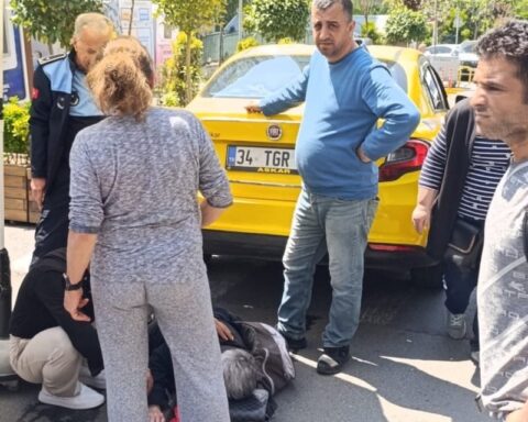İstanbul'da Geri Geri Giden Taksi, Yolda Yürüyen Yaşlı Kadını Ezdi