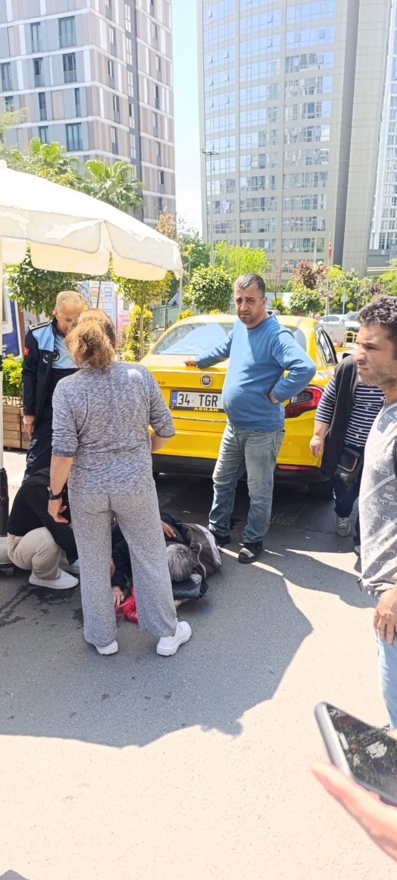 İstanbul'da Geri Geri Giden Taksi, Yolda Yürüyen Yaşlı Kadını Ezdi