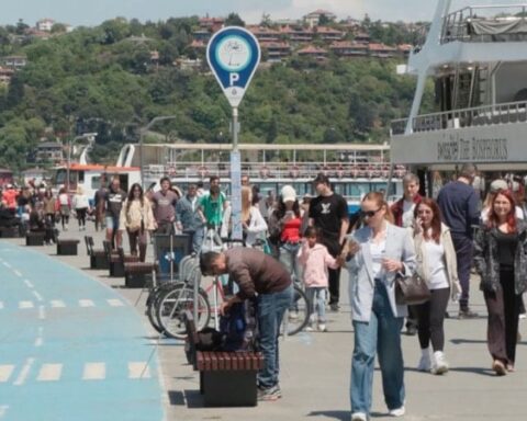 İstanbul’da Güneşli Hava, Vatandaşları Bebek Sahili’ne Çekti