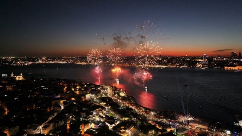 İstanbul'da Havai Fişek Gösterisiyle Kutlama Coşkusu Yaşandı