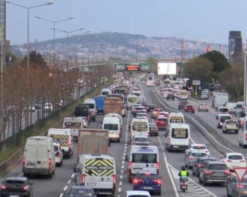 İstanbul'da İş Gününde Trafik Yoğunluğu Yüzde 62'ye Ulaştı