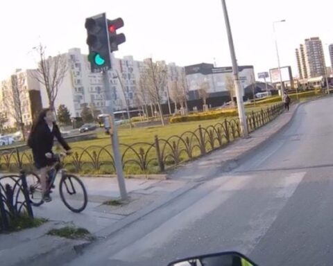 İstanbul'da Kırmızı Işıkta Geçen Bisikletliye Otomobil Çarptı
