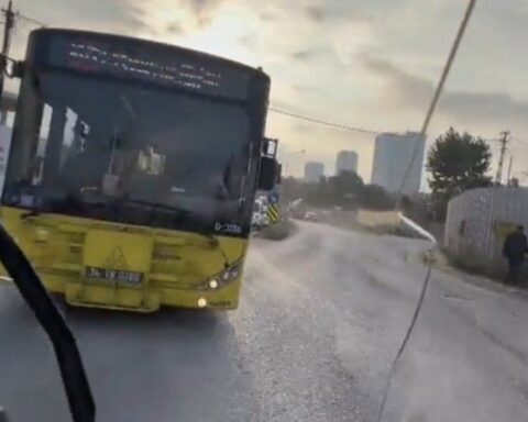 İstanbul'da Kırmızı Işıkta Geçen Otobüs, Motosikletli Sürücüyü Son Anda Kurtardı