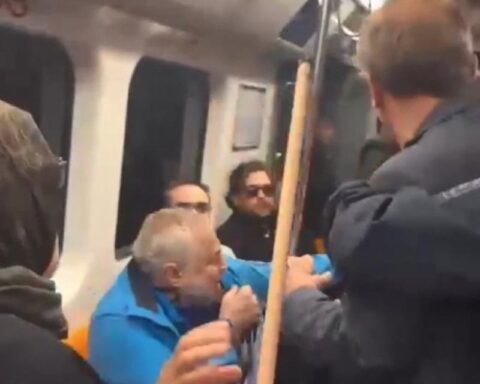 İstanbul'da Metroda Küfürlü Tezahüratla Başlayan Kavga Kameralara Yansıdı