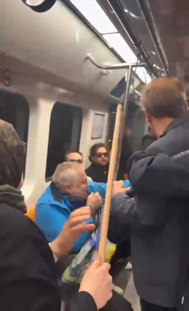 İstanbul'da Metroda Küfürlü Tezahüratla Başlayan Kavga Kameralara Yansıdı