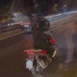 İstanbul'da Motosiklet Sürücüsü, İETT Otobüsünün Camını Kırdı
