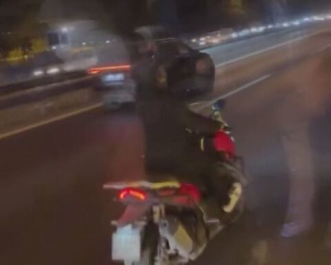 İstanbul'da Motosiklet Sürücüsü, İETT Otobüsünün Camını Kırdı