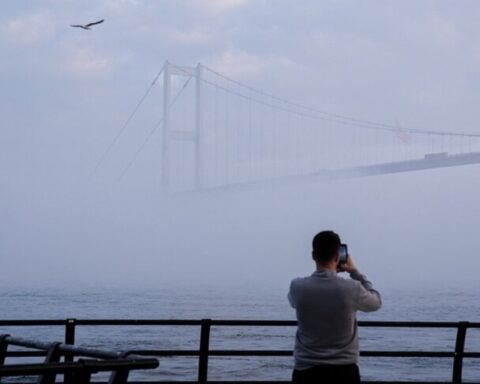 İstanbul'da sabah saatlerinde etkili olan sis, görüş mesafesini düşürdü.