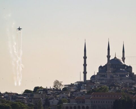 İstanbul'da SOLOTÜRK'ten Fetih Gösterisi ile Tarih Yeniden Yaşandı