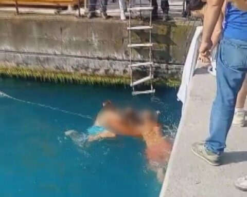 İstanbul'da Yüzme Sırasında Baygınlık Geçiren Kadın Kurtarıldı