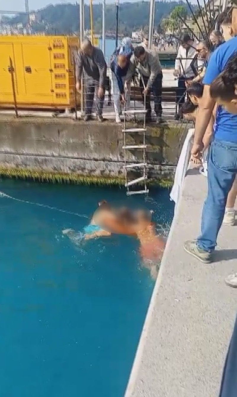 İstanbul'da Yüzme Sırasında Baygınlık Geçiren Kadın Kurtarıldı