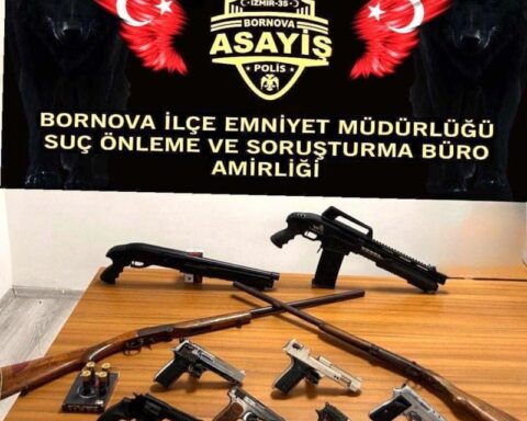 İzmir'de Evlerde Yapılan Operasyonda 3 Kişi Gözaltına Alındı