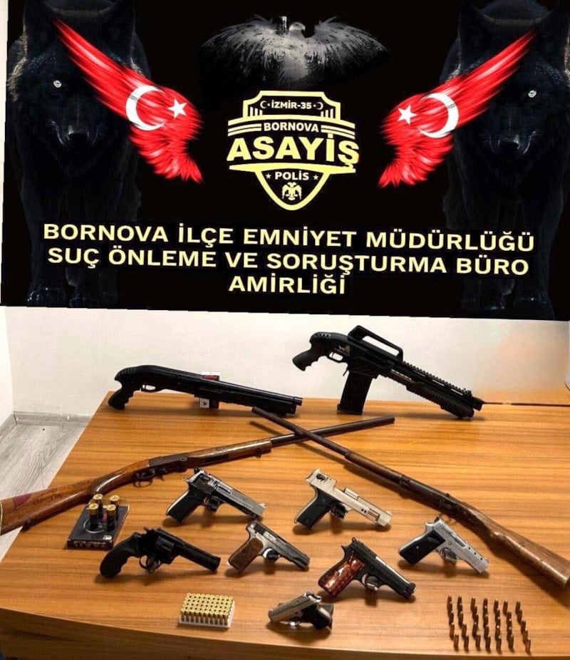 İzmir'de Evlerde Yapılan Operasyonda 3 Kişi Gözaltına Alındı