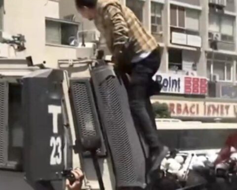 İzmir'de Miting Öncesi TOMA'ya Çıkan Şahıs Tutuklandı, CHP'deki İç Kriz Devam Ediyor