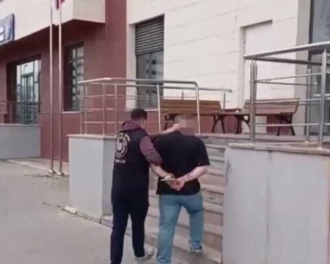 İzmir'de Suçlardan Aranan 157 Şüpheli Gözaltına Alındı