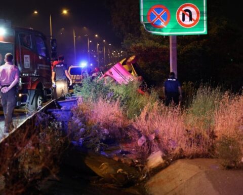 İzmir'de Ticari Araç Takla Attı: İki Kişi Hayatını Kaybetti
