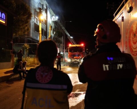 İzmir'deki Ayakkabı İmalathanesinde Yangın: Ekipler 5 Saatte Kontrolü Sağladı