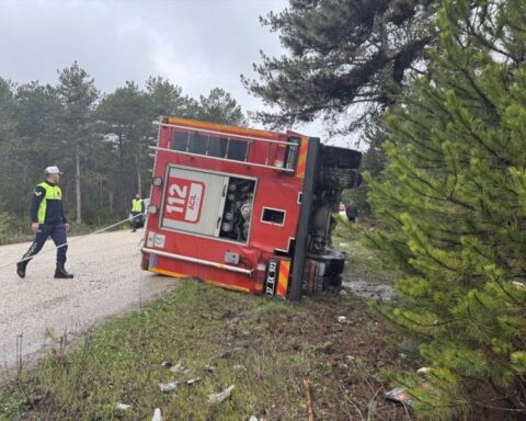 Kastamonu'da İtfaiye Aracı Devrildi, Üç İtfaiye Eri Yaralandı