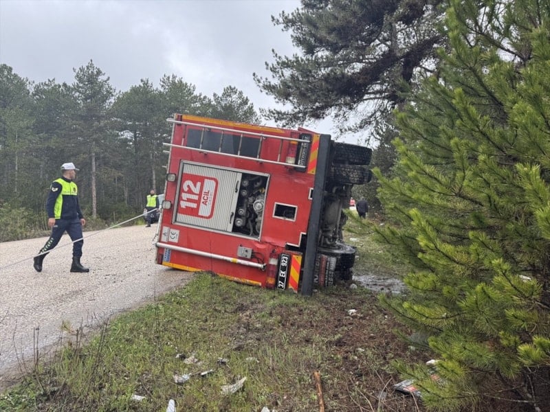 Kastamonu'da İtfaiye Aracı Devrildi, Üç İtfaiye Eri Yaralandı
