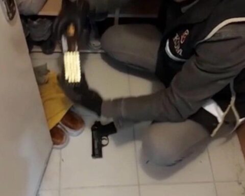 Kayseri'de silah ticareti yapan iki kişi yakalandı.