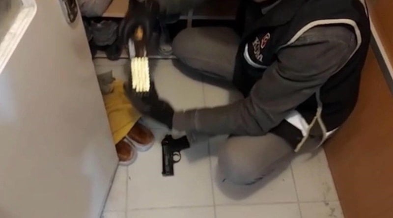 Kayseri'de silah ticareti yapan iki kişi yakalandı.