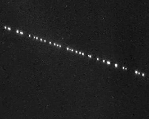 Kıbrıs'ta Starlink uydu dizisi gökyüzünde ilgi çekti