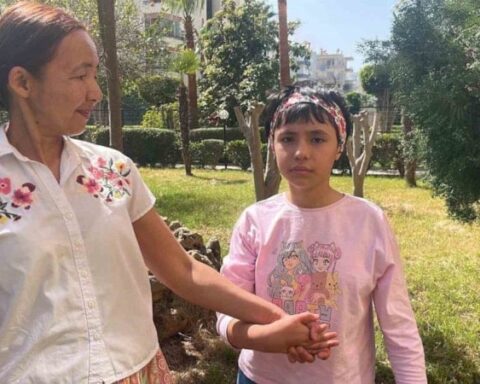 Kızının Yeniden Konuşabilmesi İçin Mücadele Eden Anne, Hayırseverlere Çağrıda Bulundu