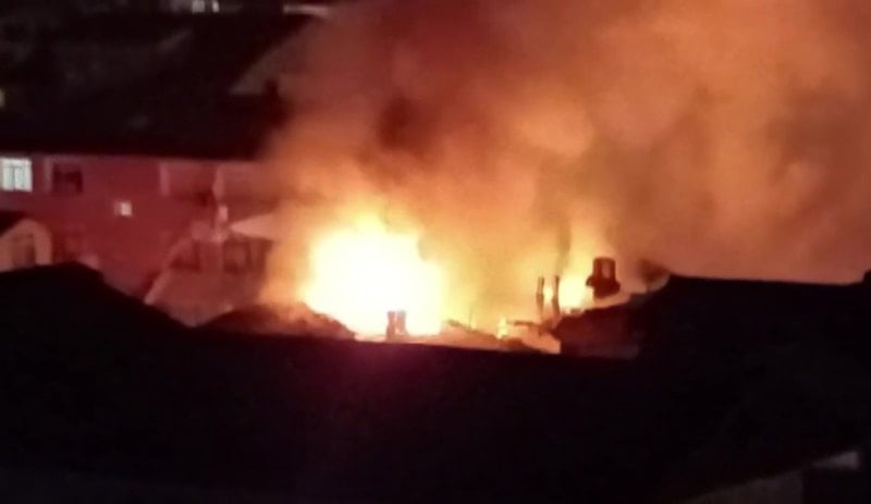 Kocaeli'de Binanın Çatısında Yangın Çıktı, İtfaiye Ekipleri Müdahale Etti