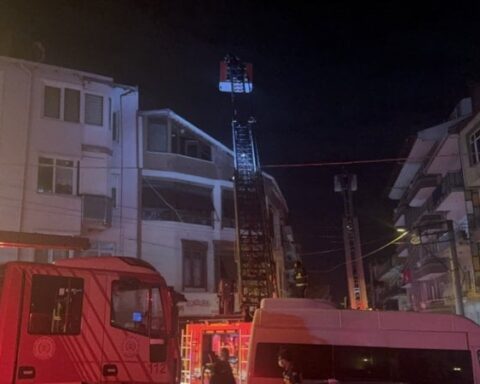Kocaeli'de Çatı Katında Yangın Çıktı, İtfaiye Müdahale Etti