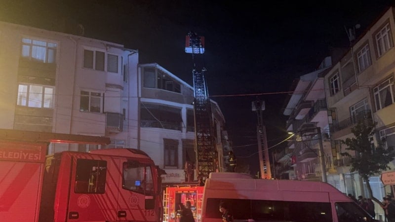 Kocaeli'de Çatı Katında Yangın Çıktı, İtfaiye Müdahale Etti