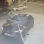 Kocaeli'de Kontrolden Çıkan Otomobil İş Merkezine Girdi